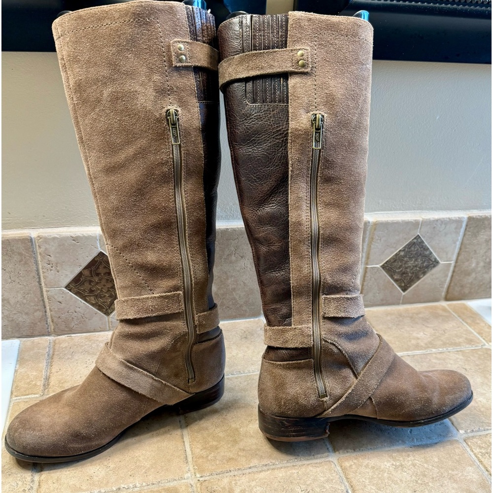 UGG riding boot. 6M
